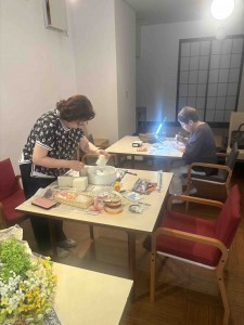 カフェで石鹸彫刻